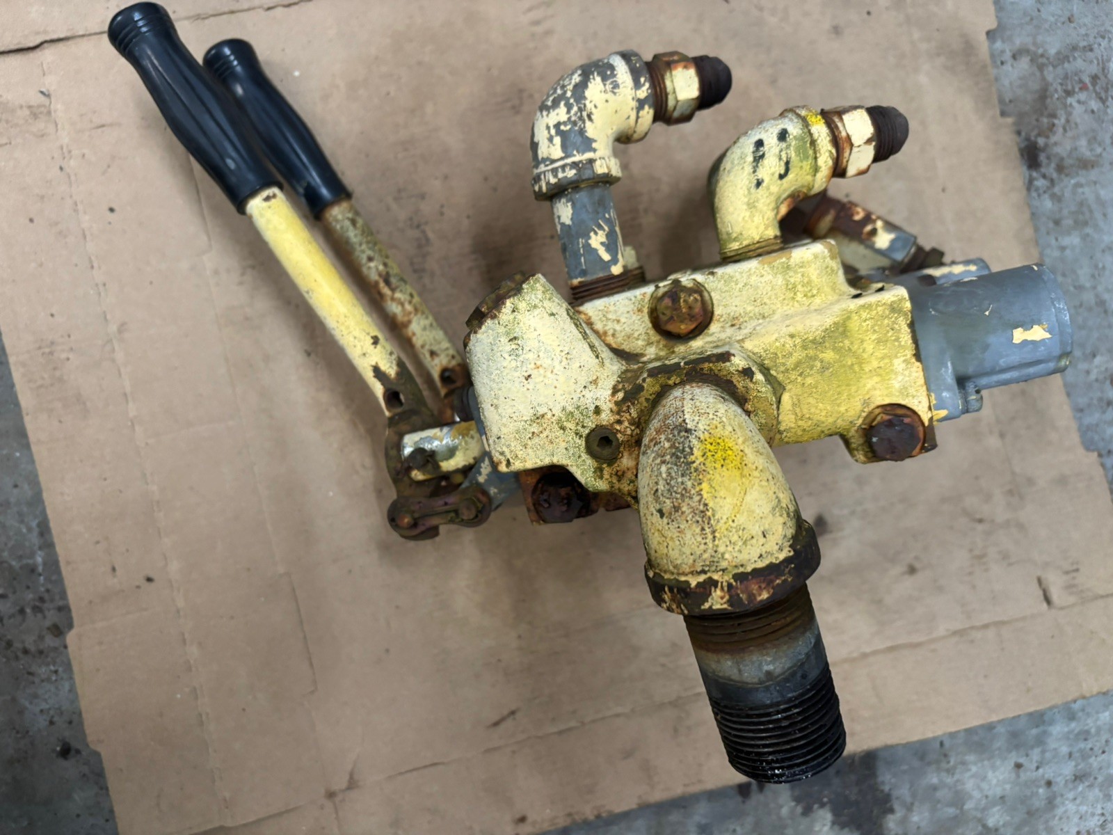 VINTAGE MASSEY HARRIS FERGUSON 50 TRACTOR -FRONT LOADER HYDRAULIC VALVE