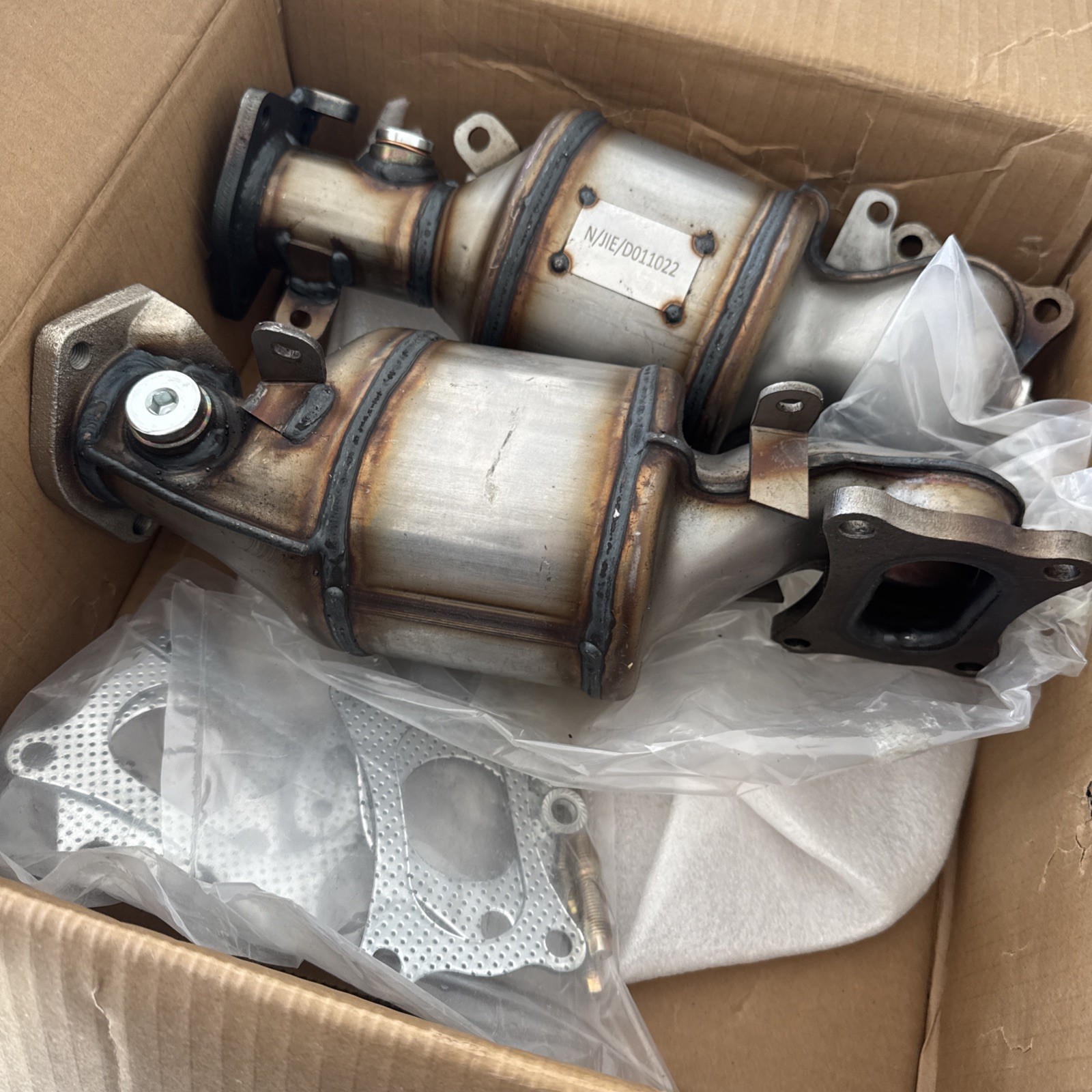 2 NEW SAROTIN N/JIE/D101036 N/JIE/D011022 CATALYTIC CONVERTERS new open box