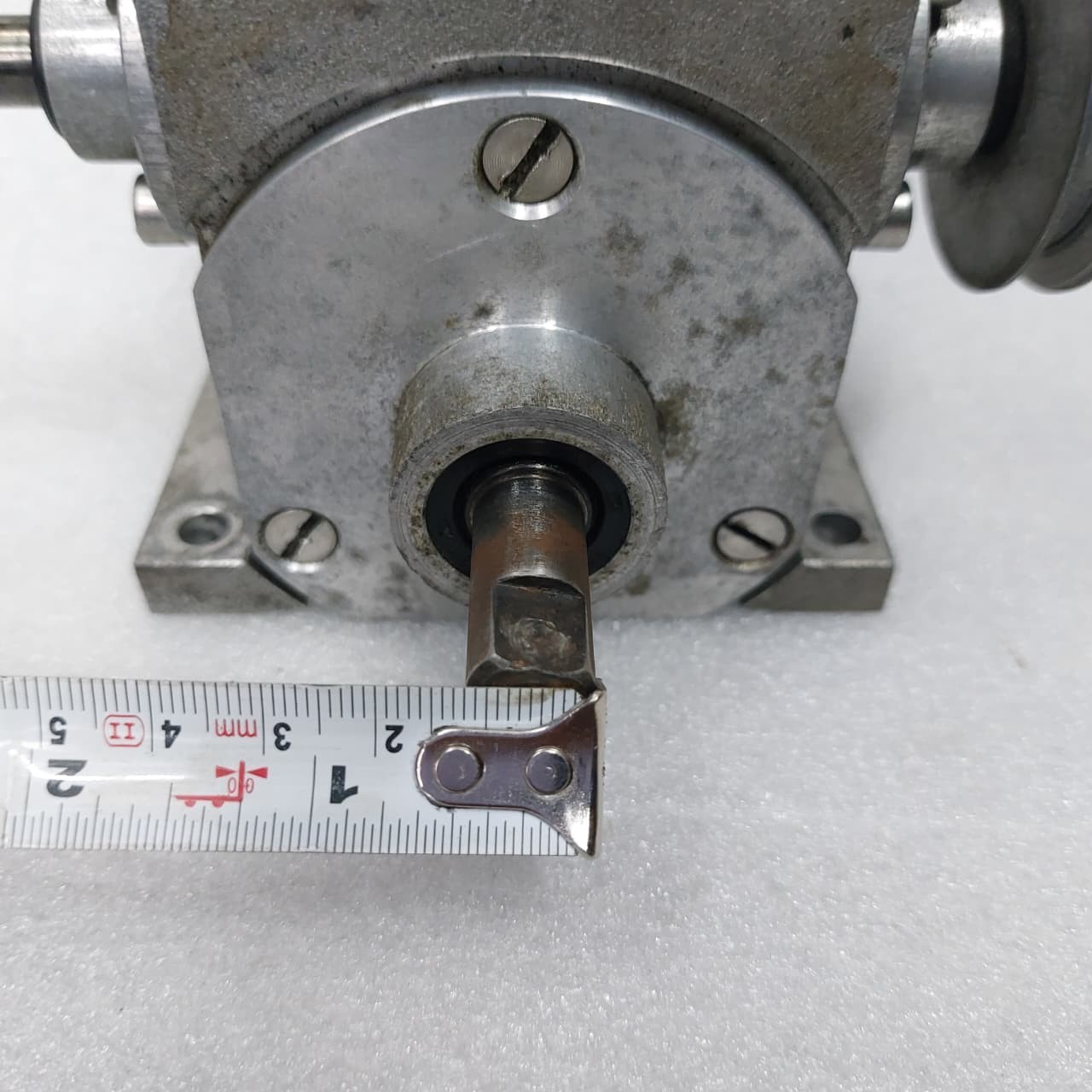 GEAR BOX (SPEED REDUCER) GEAR RATIO 17/1 .. IN SHAFT SIZE 10. MM OUTPUT 12.MM