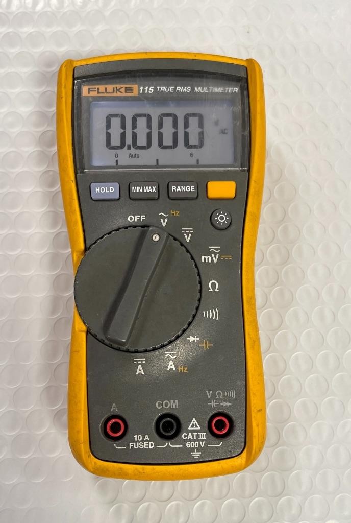 FLUKE 115 TRUE RMS MULTIMETER W/ LEADS- USED.