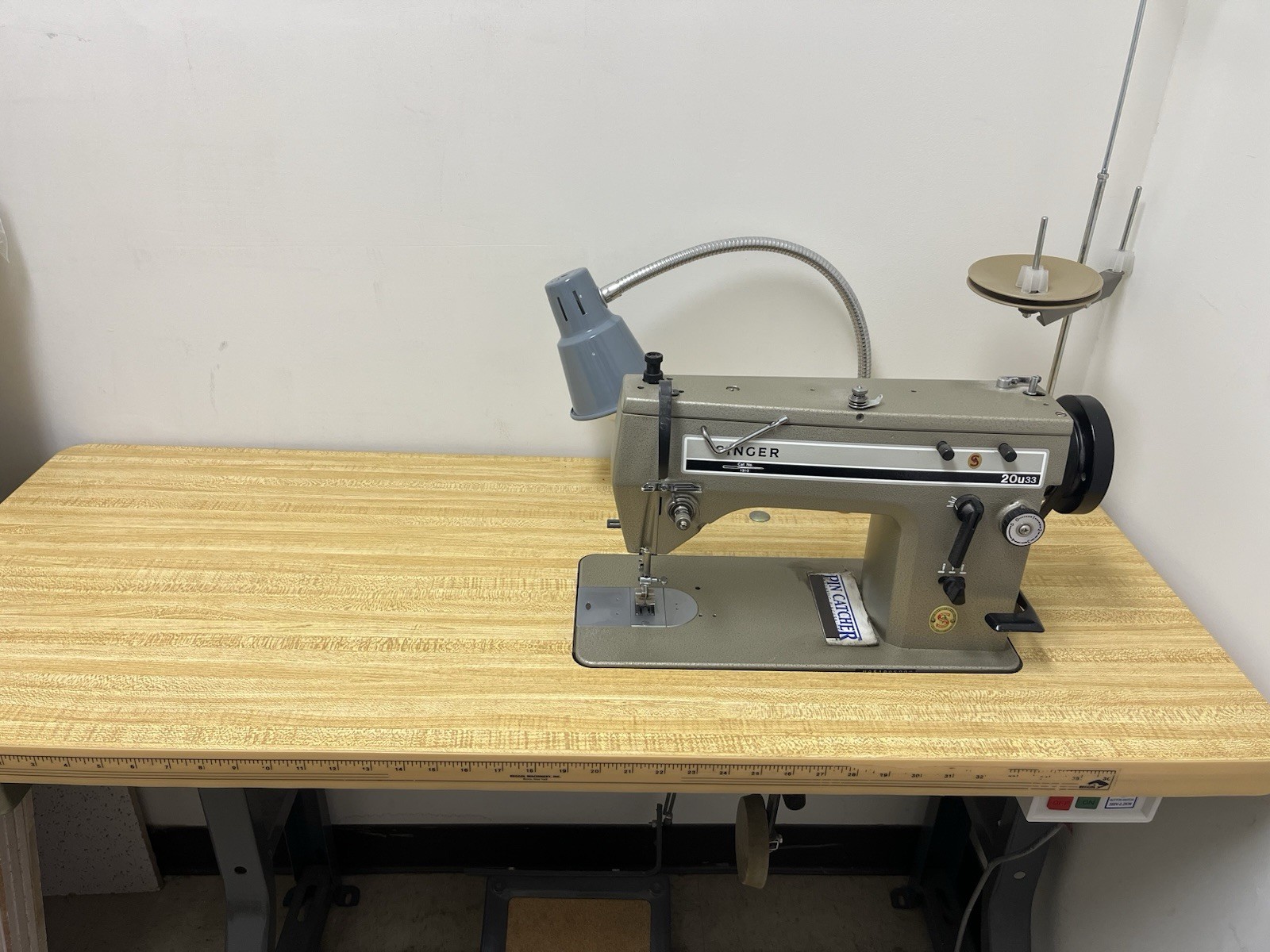 Singer 20u33 Industrial Industrial Sewing Machine with table