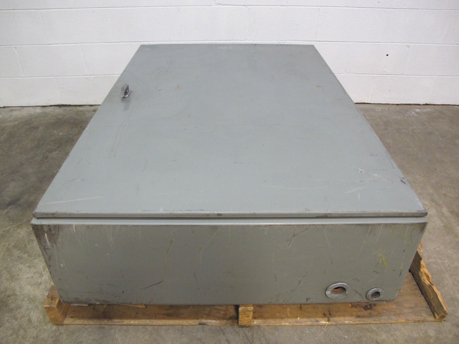 Cutler Hammer MP40 600 Amp Main Lug Breaker Panelboard 600V 3-PH 4W 600A Panel