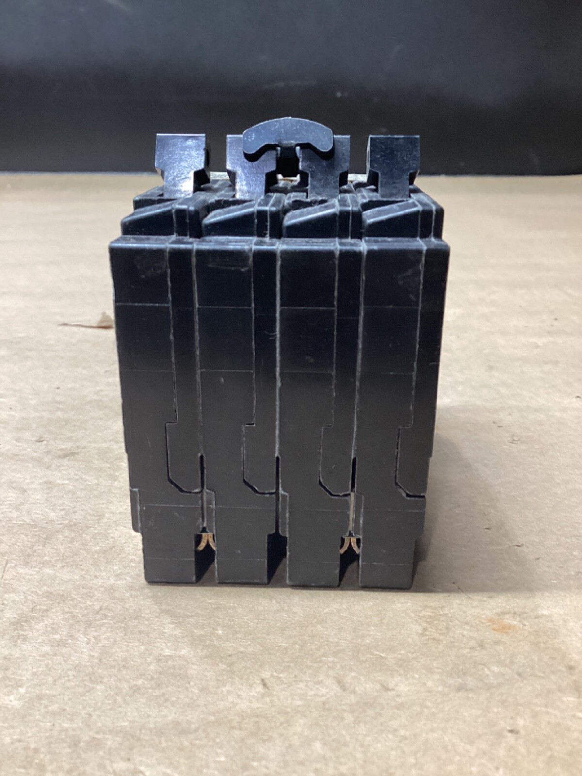Murray MP24020 20A/40A 2P Triplex Circuit Breaker – Type MH-T/QT #104F203*CO