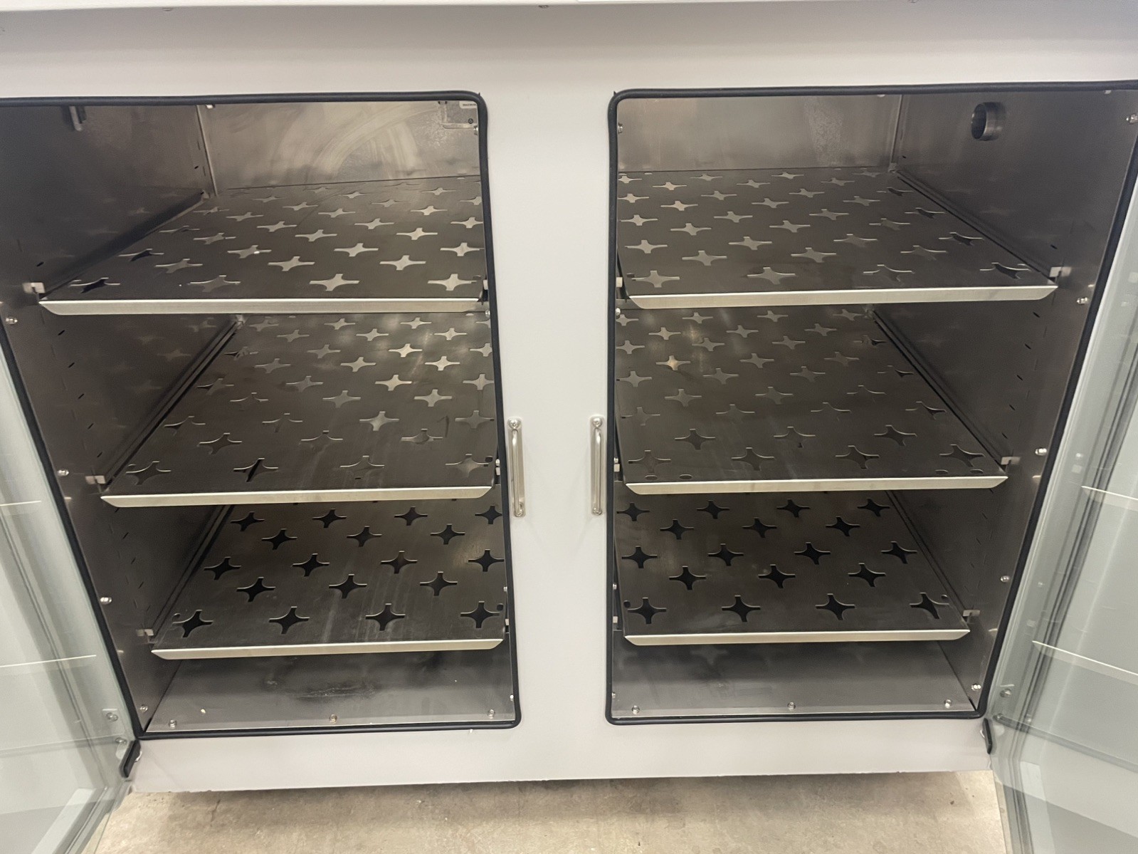 VWR 1555 General Purpose Dual Door 11.3 cu. ft Incubator 115VAC *Tested*