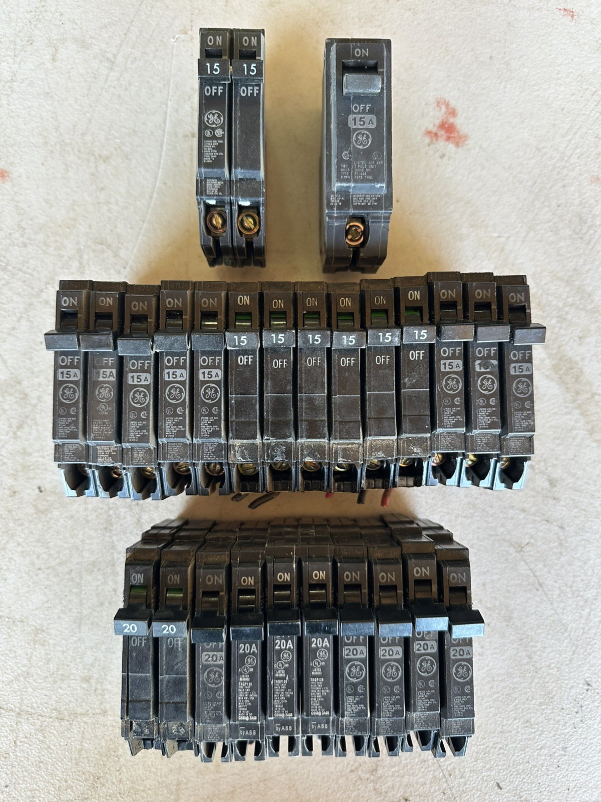 LOT OF 26* GE Thin Q-Line 15 & 20 Amp 1-Pole Circuit Breaker THQP115 P120