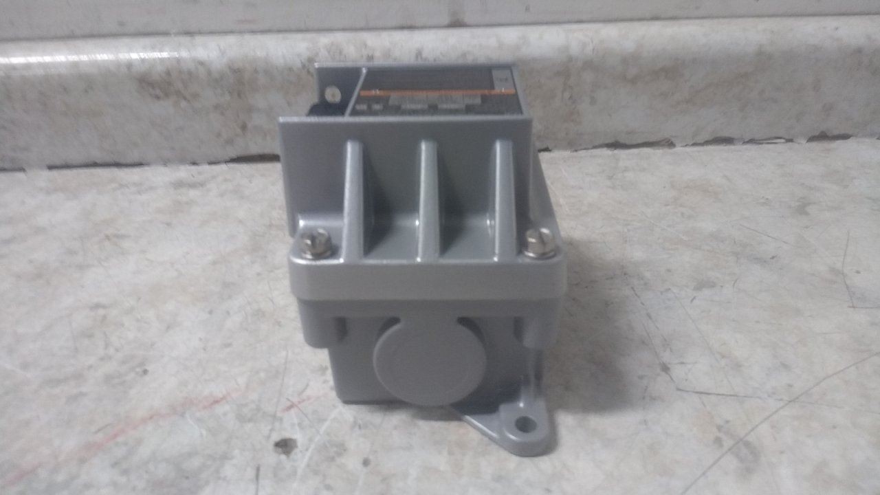 Square D 2510KR1 230VDC; 600VAC Max Voltage Rating Manual Motor Switch