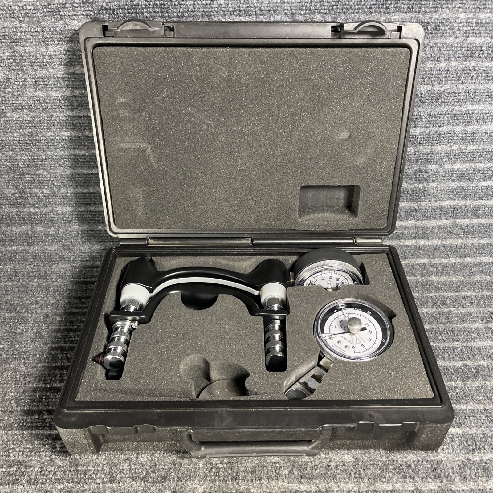 Saehan Hydraulic Hand Grip Strength Dynamometer SH-5001 w/ Pinch Gauge & Case