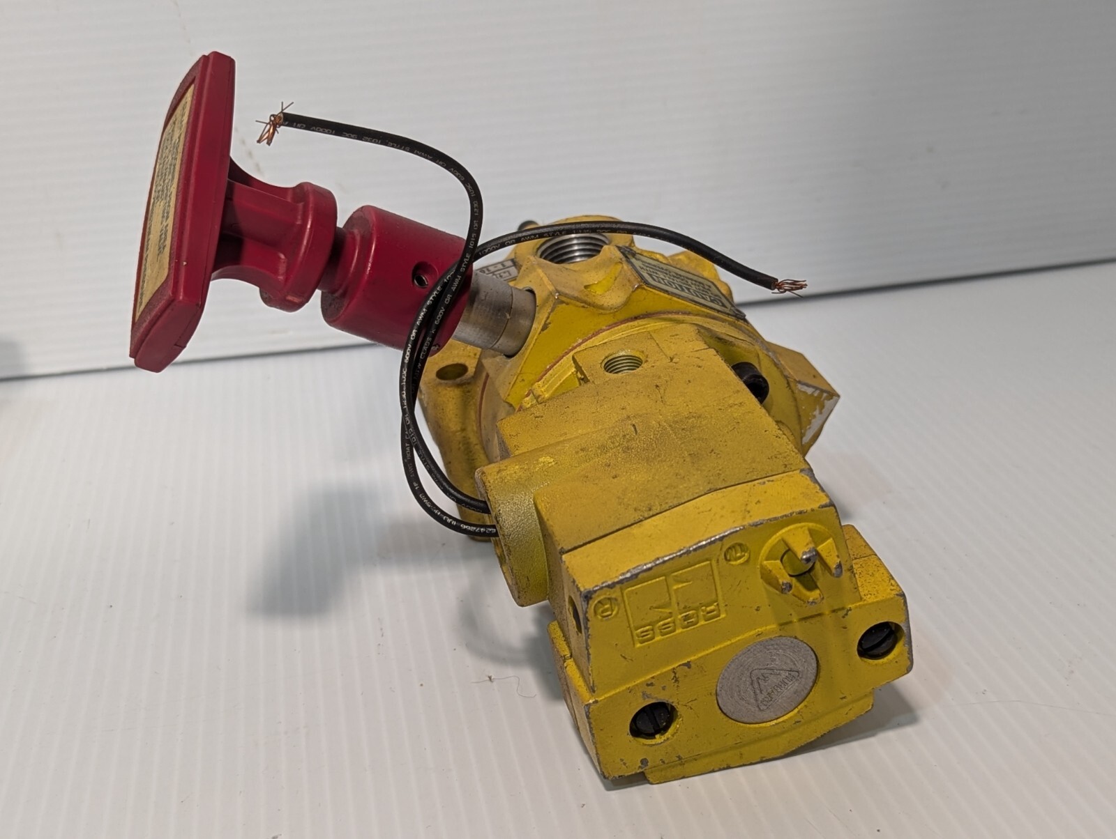 Ross W998H79105, Y2773A4082 Pneumatic Solenoid LOX Lock-Out Control Valve