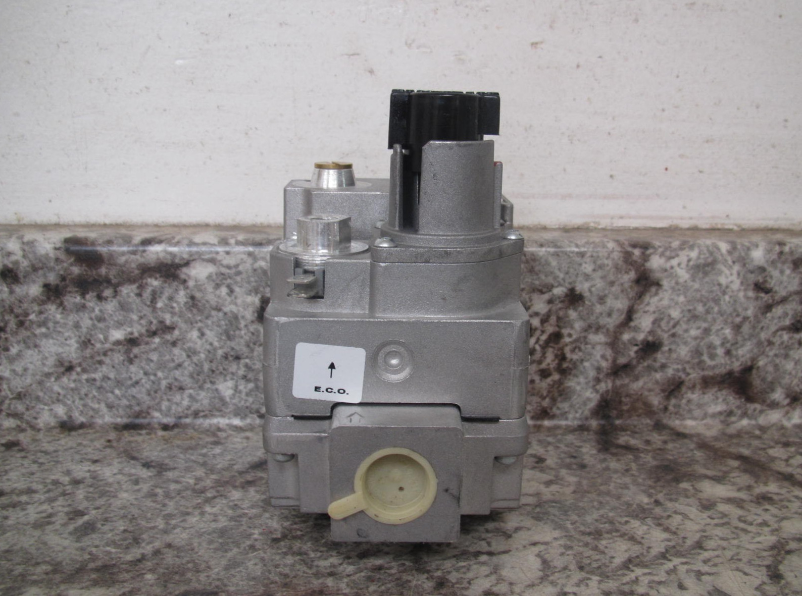 New White-Rodgers 36C03-300 1/2″ x 3/4″ Furnace Gas Valve Free Shipping