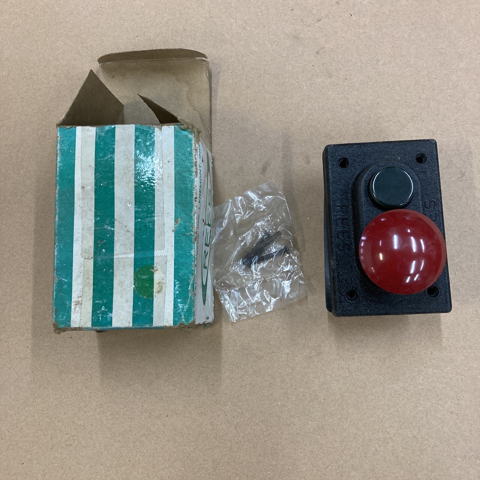 REES 01619-032 CONTROL UNIT / GREEN-RED PUSHBUTTON STATION – NEW SURPLUS 1382