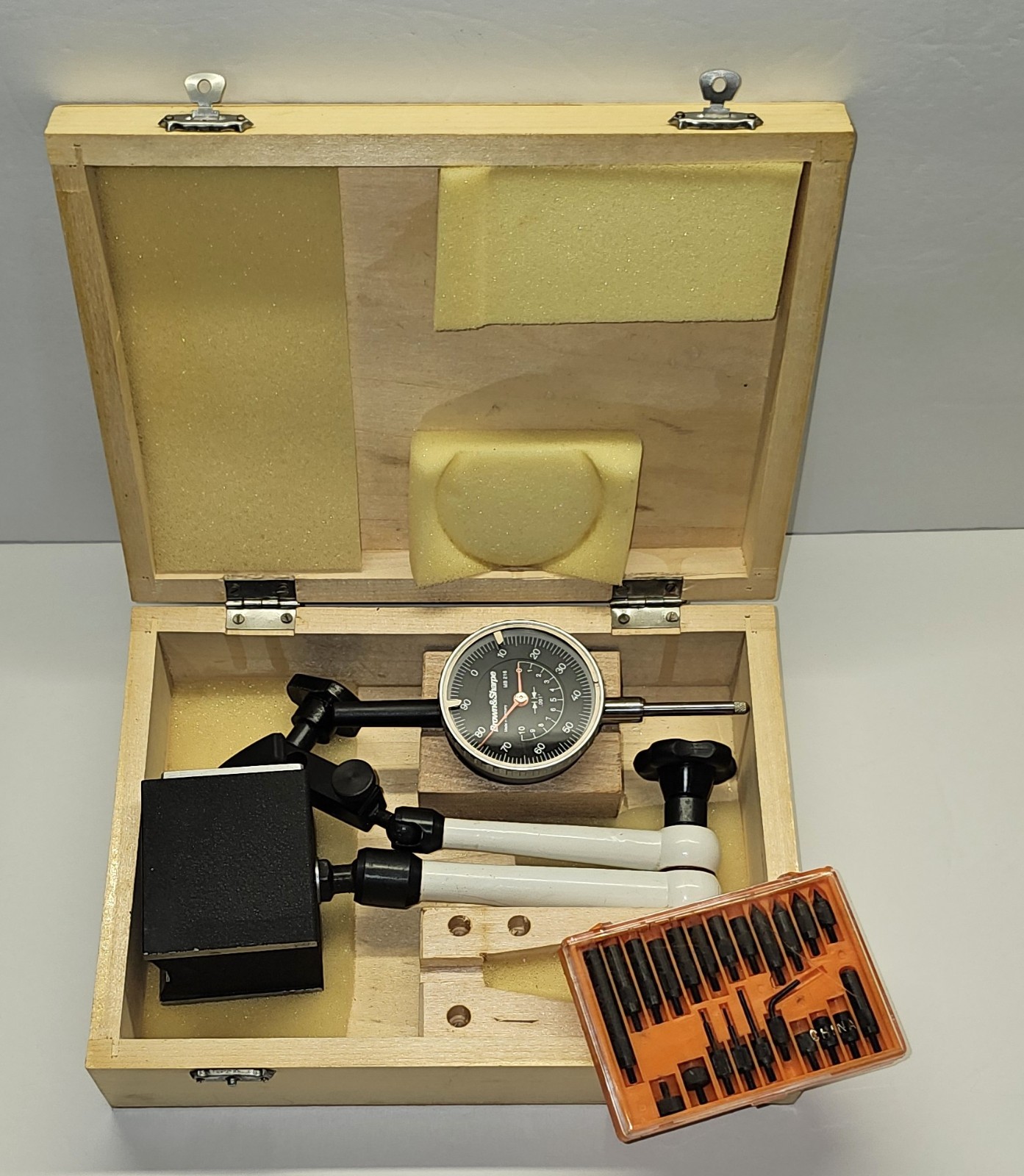 Brown & Sharpe .001″ Dial Indicator. Made In Germany w/ Magnetic Base & Ind.Tips