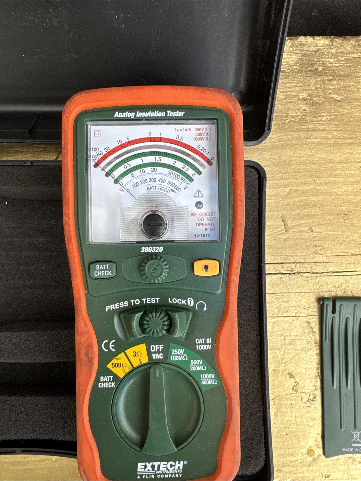 Extech 380320 Analog Insulation Tester Megohmmeter CAT III 1000V w/ Case
