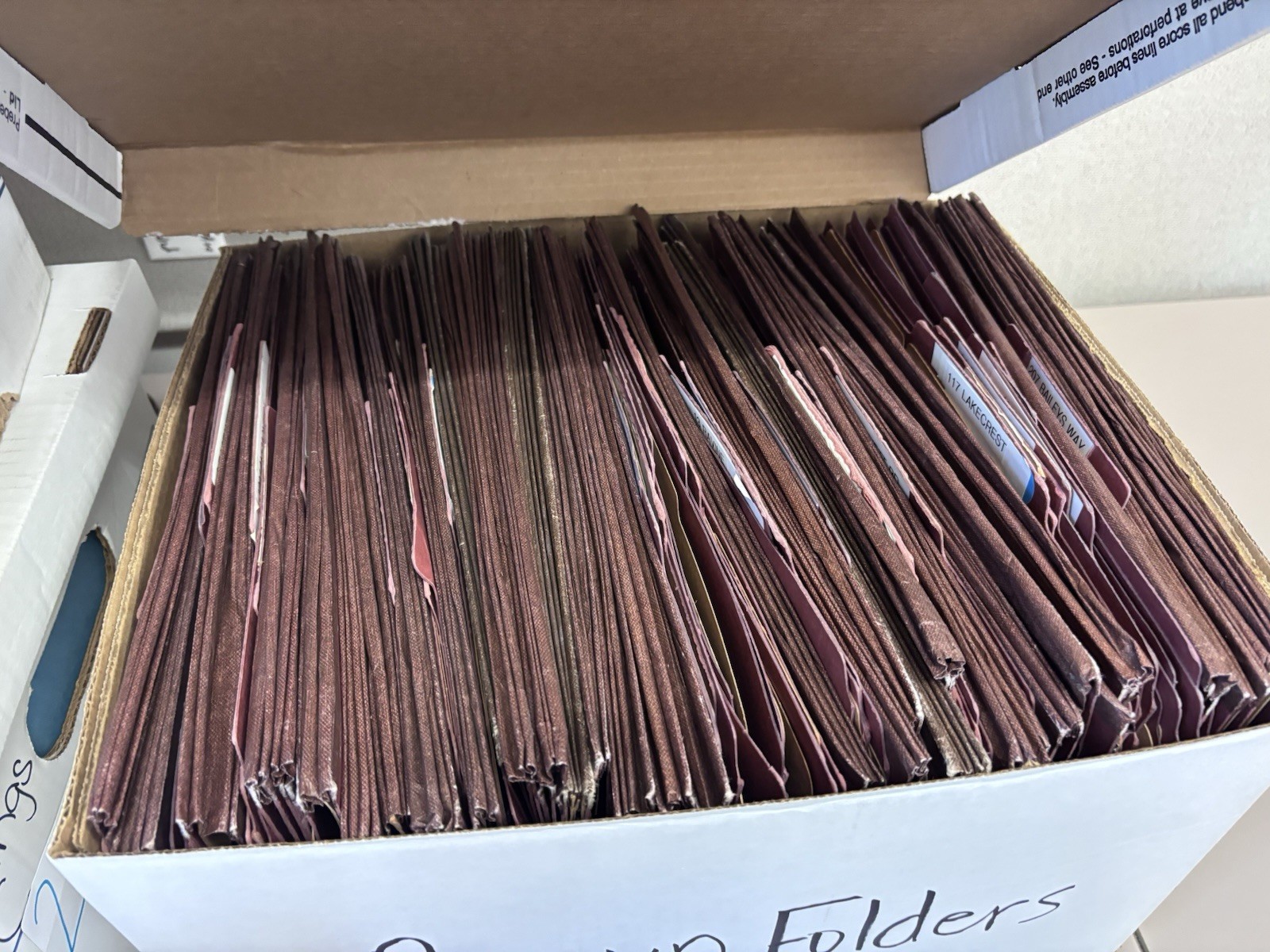 Letter classification folders brown and blue