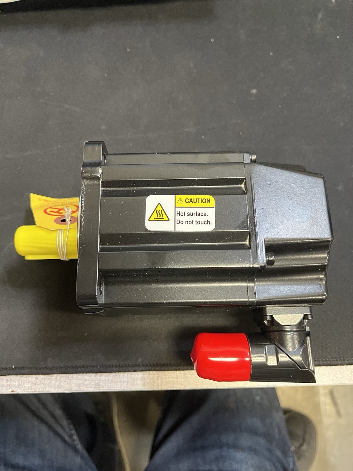 New AB VPL-B1001M-CJ12AA; Kinetic VP LOW inertia Servo Motor