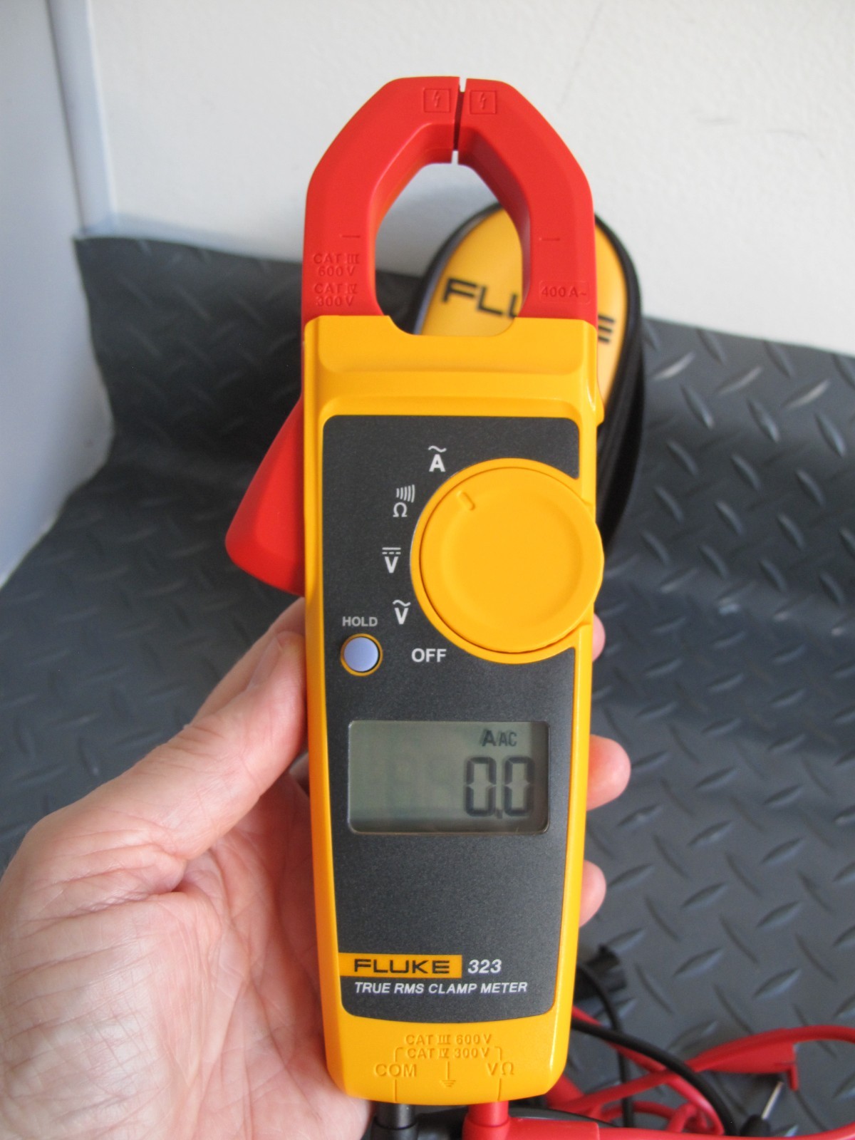 Nice Fluke 323 true rms digital clamp meter volt ohms tester & leads & case