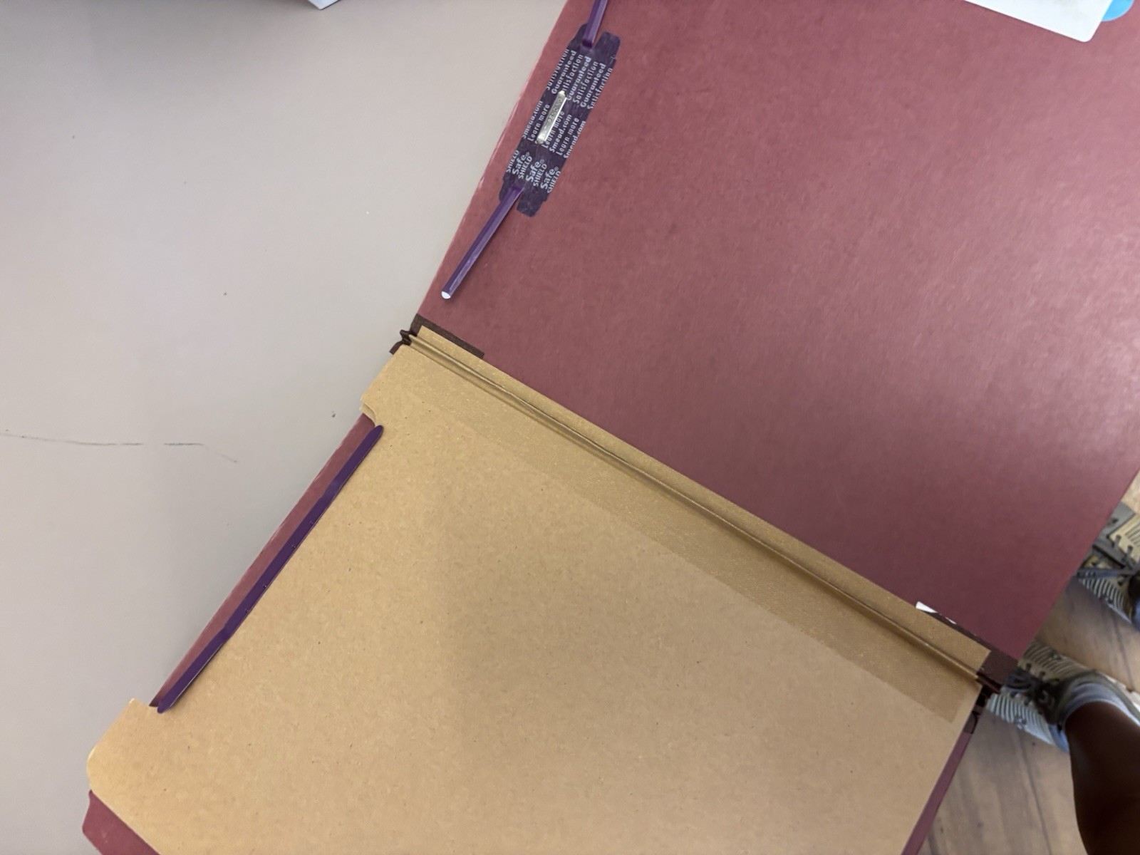 Letter classification folders brown and blue