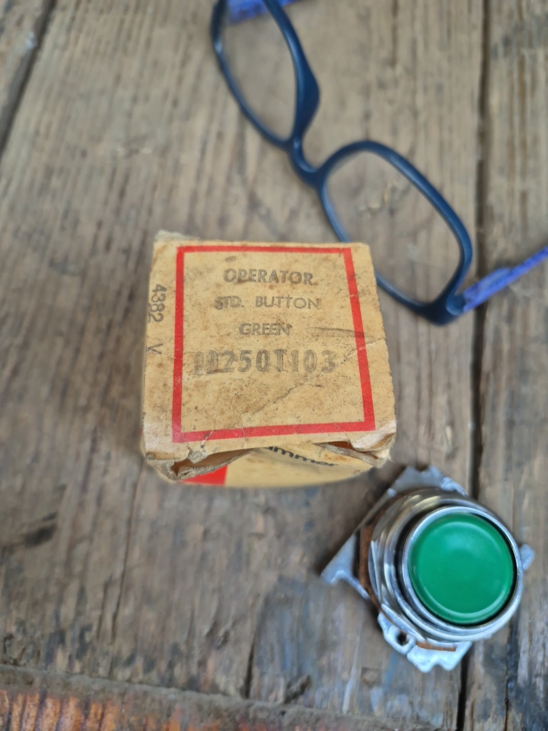 Cutler-hammwr 10250t103 Operator Std Button ,green , Eaton 100614