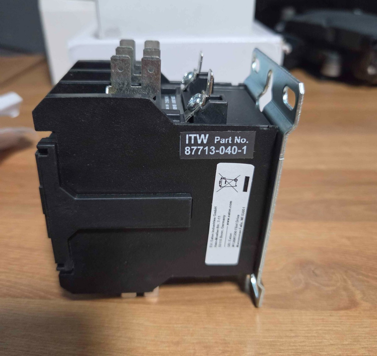 New In Box; Eaton C25DNY116B Contactor 30A; 3P; 575VAC; Coil: 208-240VAC