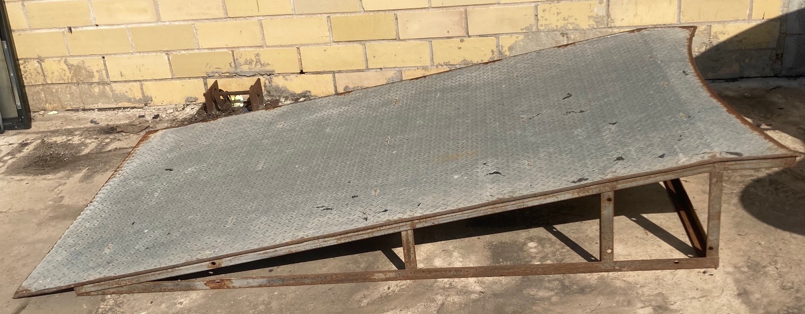 Steel Ramp 96-1/2 » x 48-1/4″ x 15″