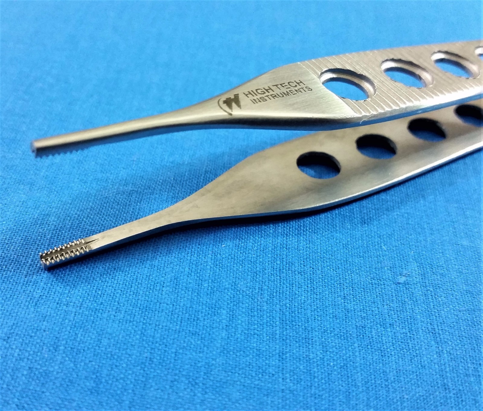 GOLD HANDLE O.R GRADE ADSON BROWN TISSUE FORCEPS 9X9T FENESTRATED HANDLE 4.75″