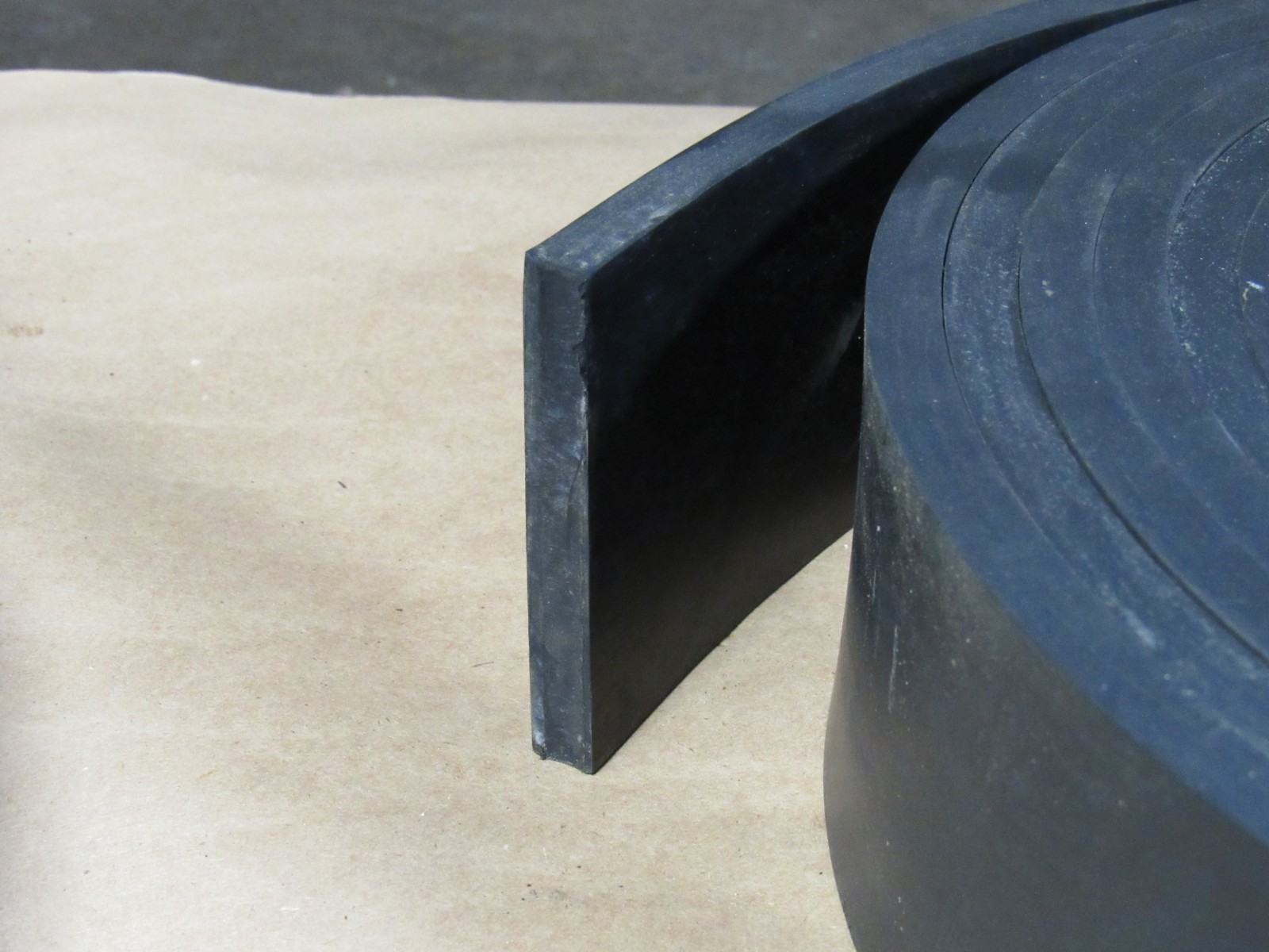 NEW NO NAME BLACK RUBBER NEOPRENE BELT BELTING ROLL 30′ FT 4″W 1/2″TH