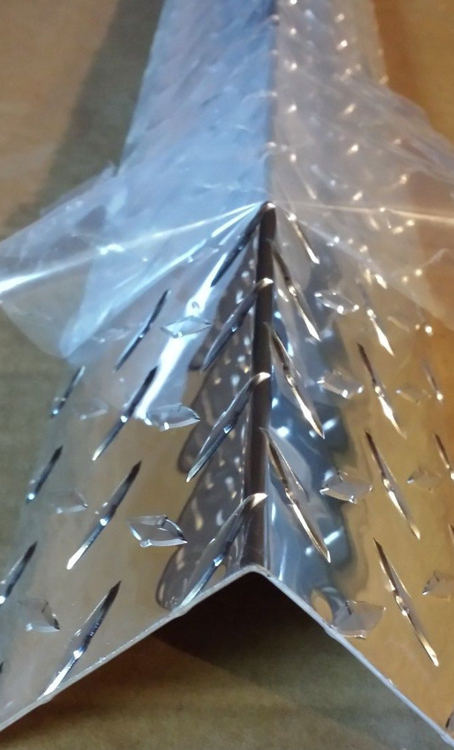 (4) 4FT Aluminum Diamond Plate Corner Guard (3″ x 3″ wing) – BRIGHT FINISH