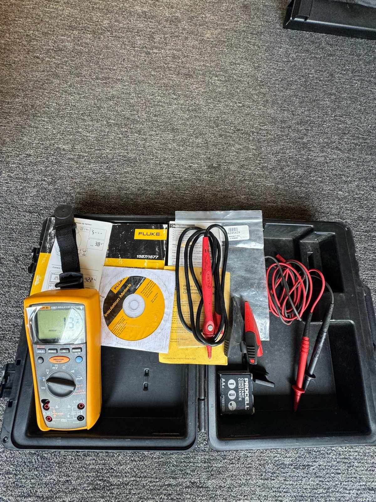 Fluke 1587 Insulation Multimeter CAT III 1000V Kit w/ Case Leads Manual CD