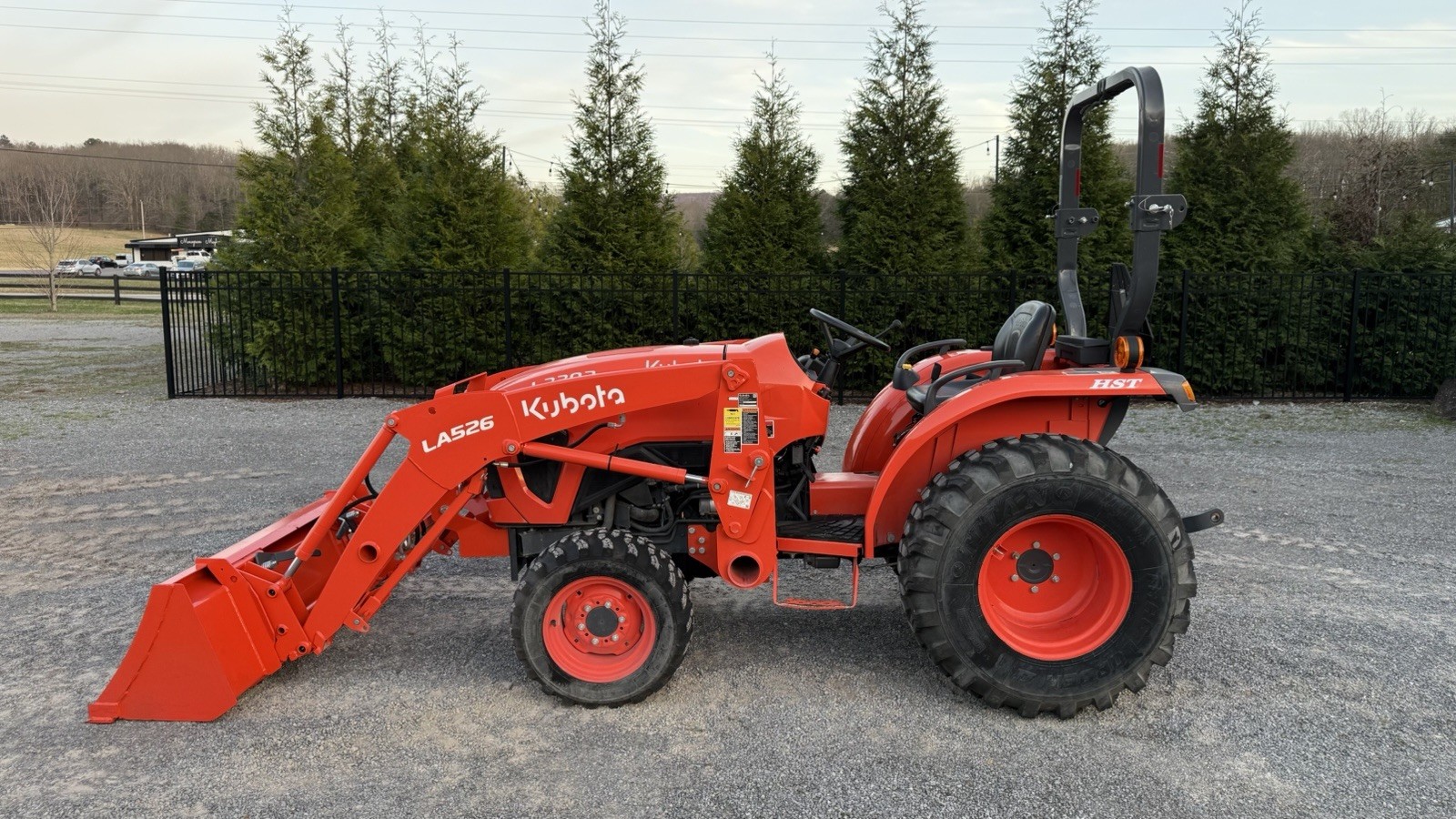 2023 KUBOTA L3302 TRACTOR WITH LA526 LOADER – 4X4 – HYDROSTATIC – LOW HR MACHINE