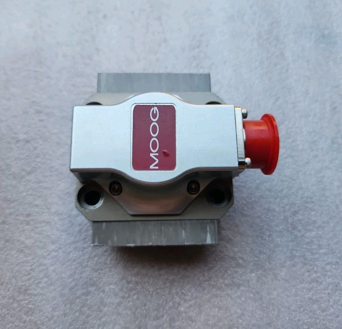 MOOG G761-3005B SERVO VALVE , NEW WITH TEST REPORT
