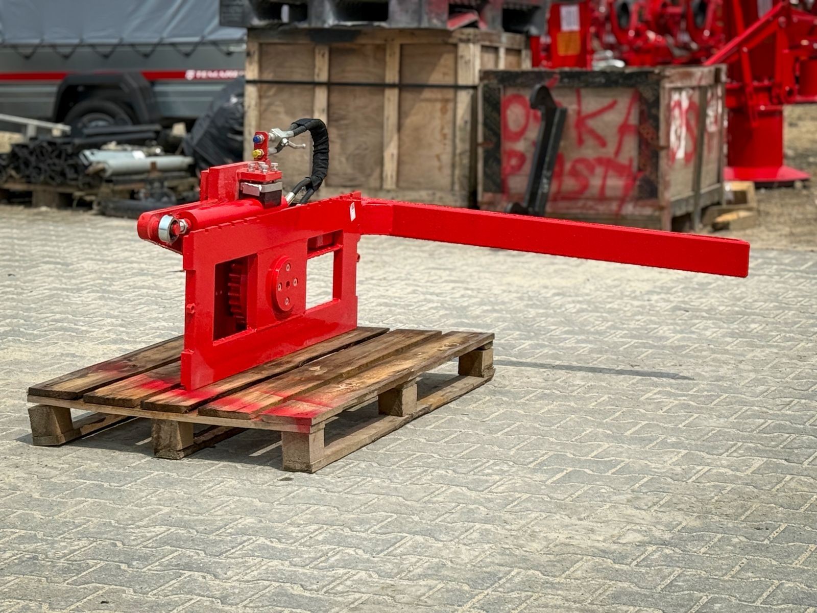Crate turning device for forklift with holding arm FEM2 ISO2 pallet turner lathe