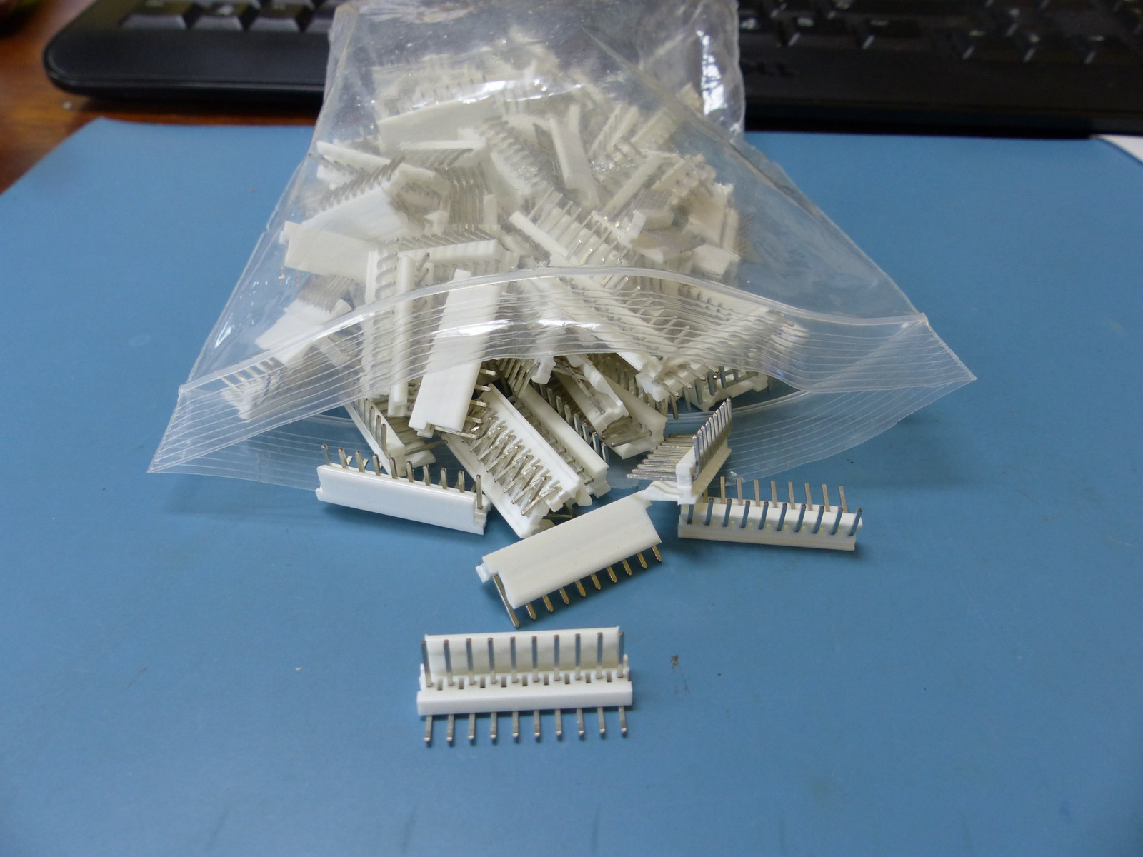 AMP/TYCO 1-640457-0 Qty of 123 per Lot HDR 10POS RA