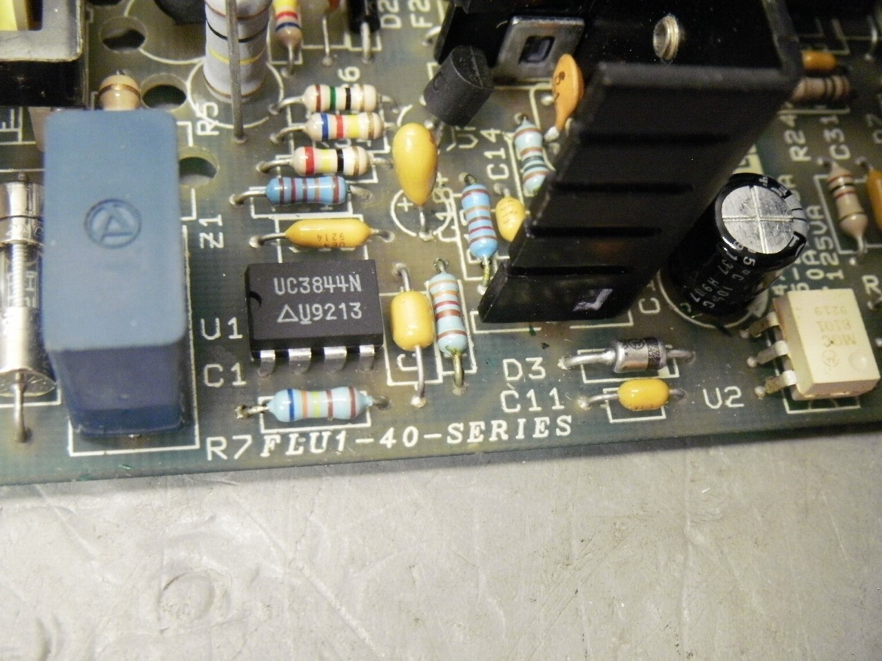 R7FLU1-40-Series 12VDC Power Supply 3.3A Universal Input
