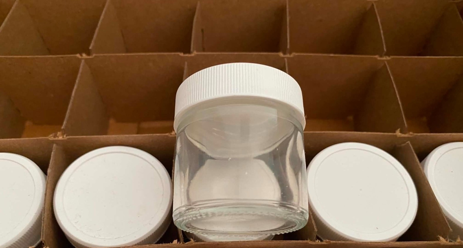 Uline S-17073P – W , 1 oz. Straight Sided Glass Jar , White Plastic Cap ( 13 CT)