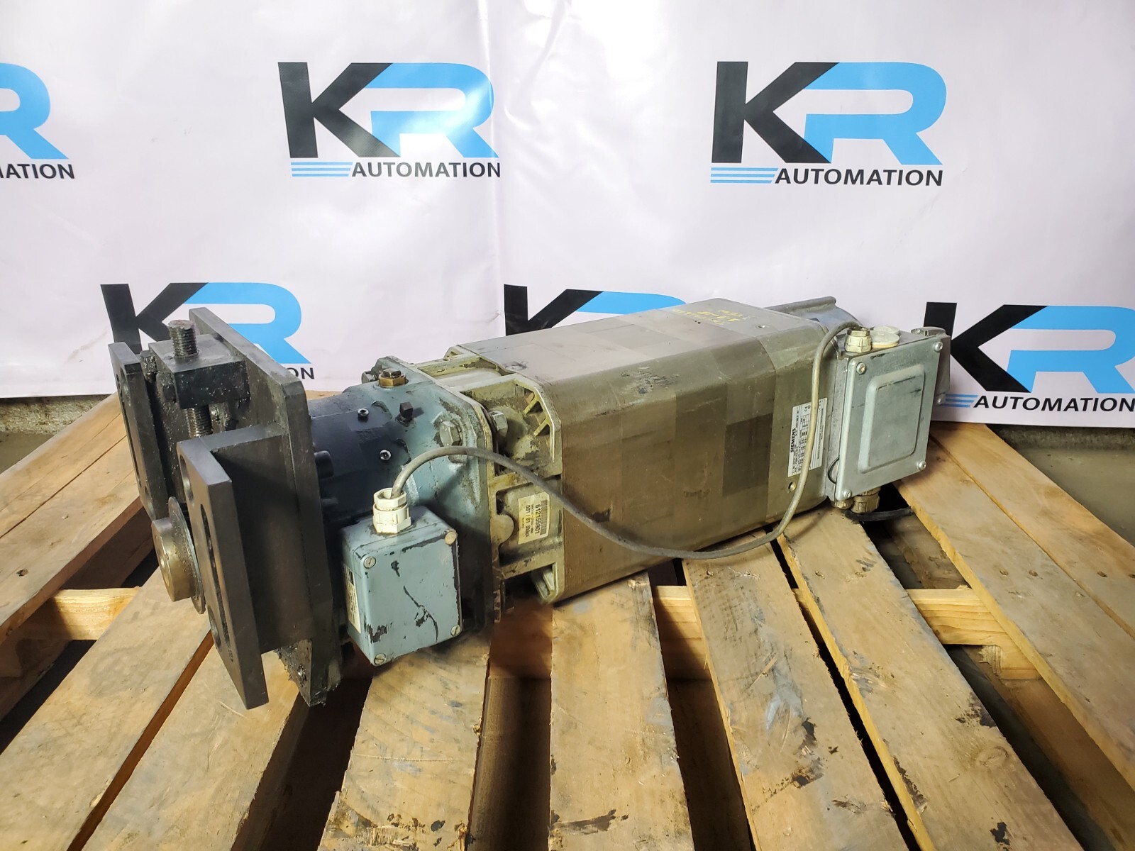 Siemens 1PH7107-2DG02-8KB0 Induction Motor 3Ph 350/459V 26A 10.5kW 2000RPM