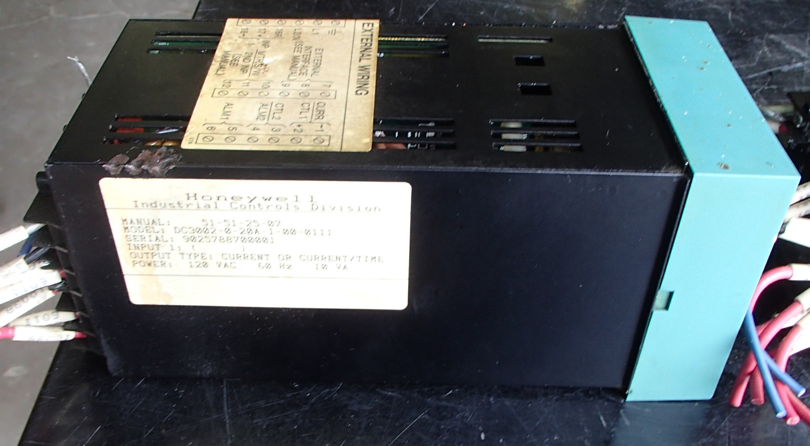 Honeywell Temperature Controller DC-3002-0-20A-1-00-0111 Used T/O