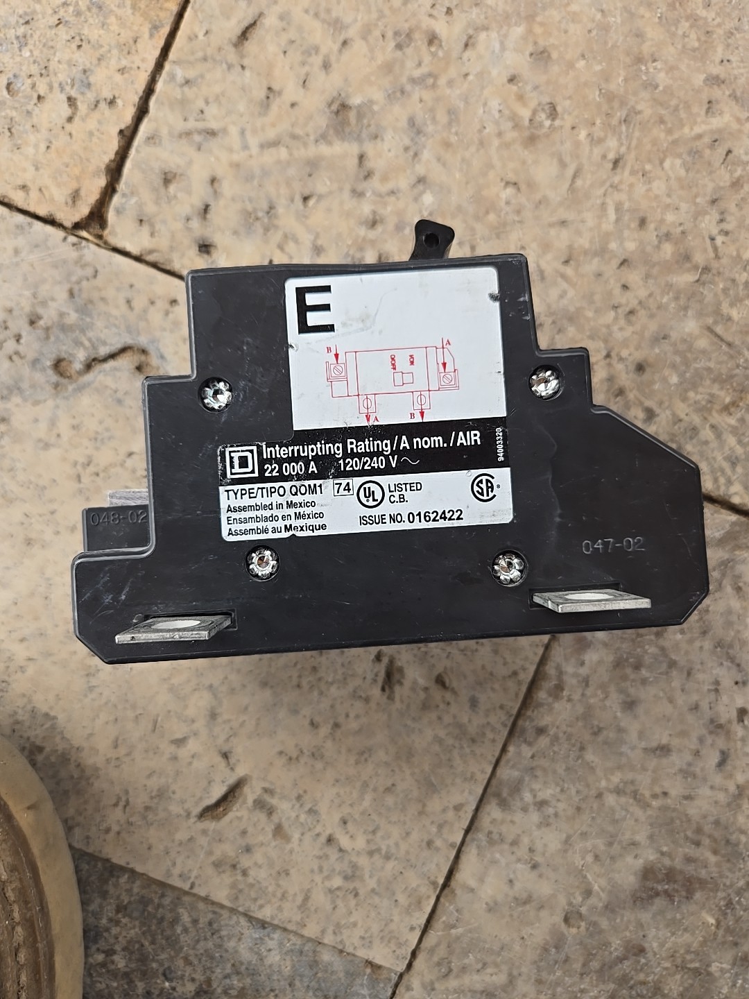 Square D QOM100VH8106 22kA 2Pole 100A 120/240V QOM1 Bolt On Main Circuit Breaker