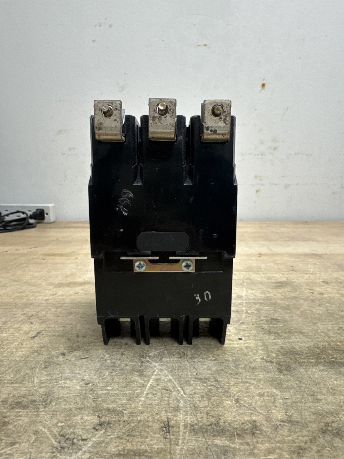 GENERAL ELECTRIC TEY330 TEY 3 POLE 30 AMP 480v CIRCUIT BREAKER