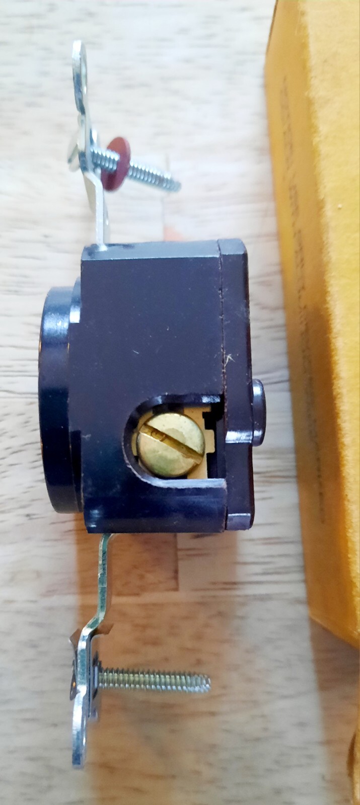 Harvey Hubble 3-wire Single Grounding Receptacle 20 Amp 125 Volts AC Or DC NOS