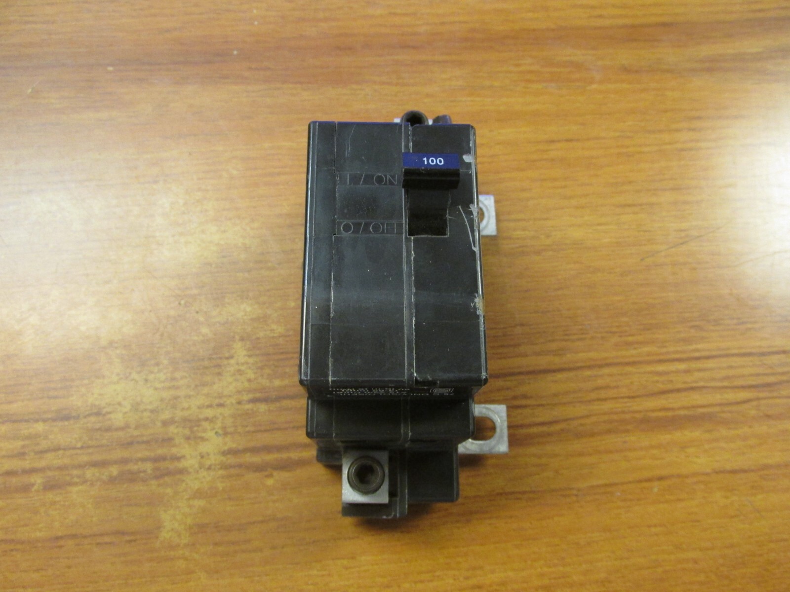 Square D 100A, 2P, 240V Circuit Breaker Cat# QOM100VH QOM100VH8106 … L-45