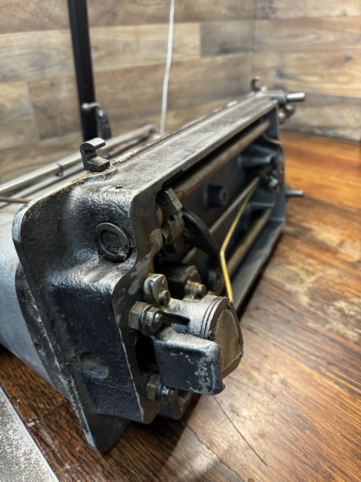 Singer 251-12 Upholstery Machine with oil pan, attachments & extras, WORKS BUT..