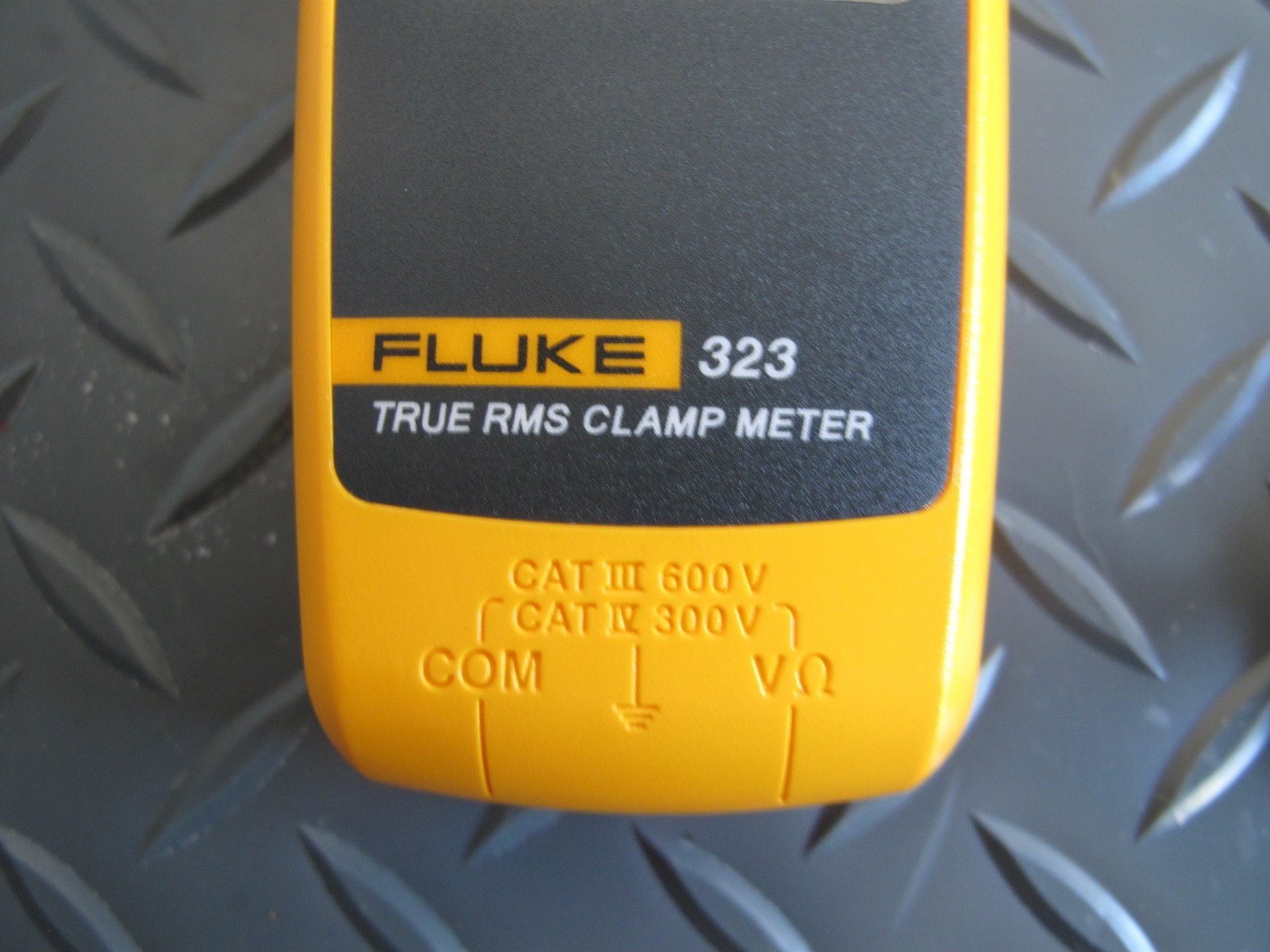 Nice Fluke 323 true rms digital clamp meter volt ohms tester & leads & case