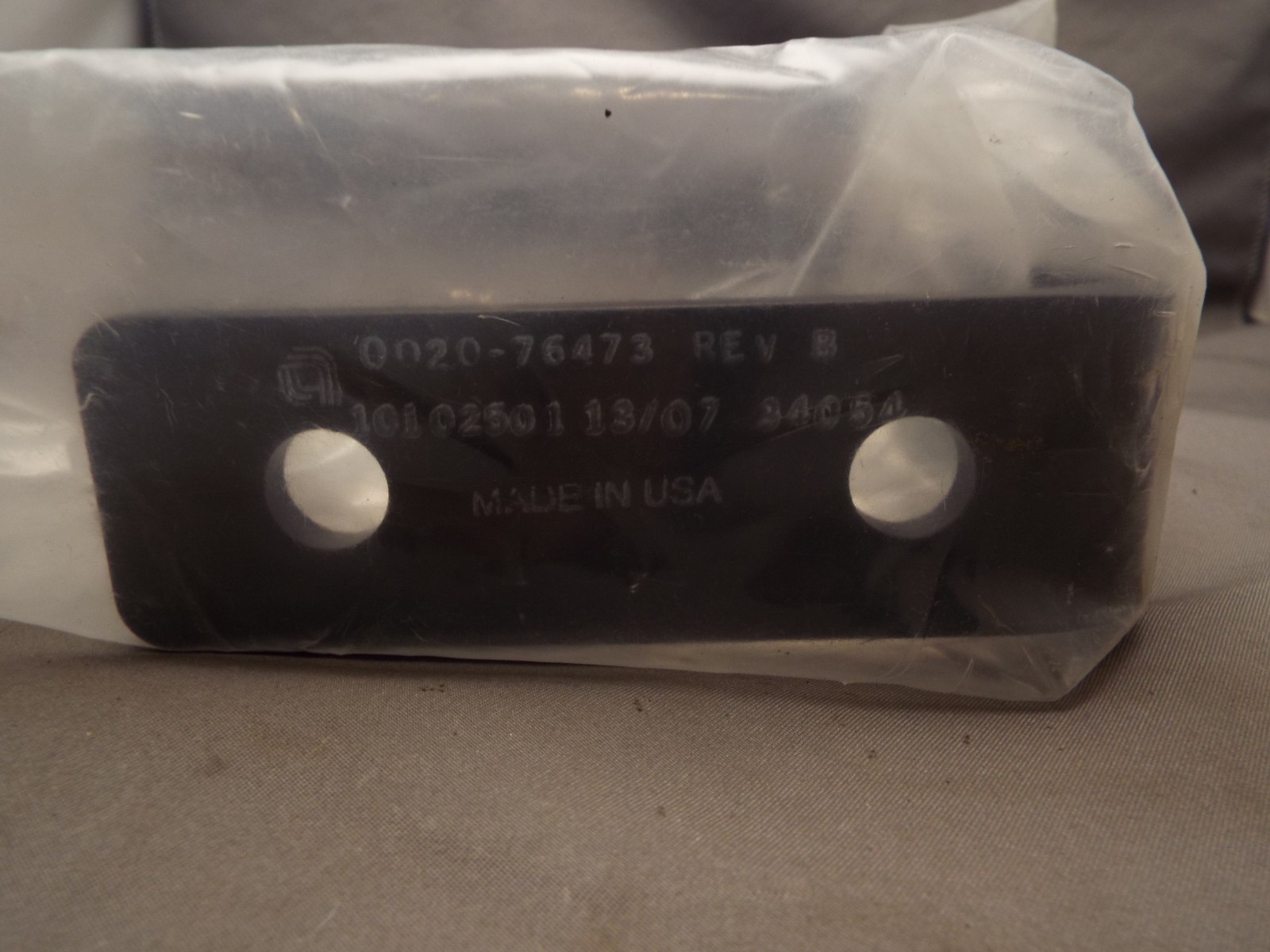 B116 APPLIED MATERIALS BRACKET GEN RACK FLOOR MOUNT 0020-76473