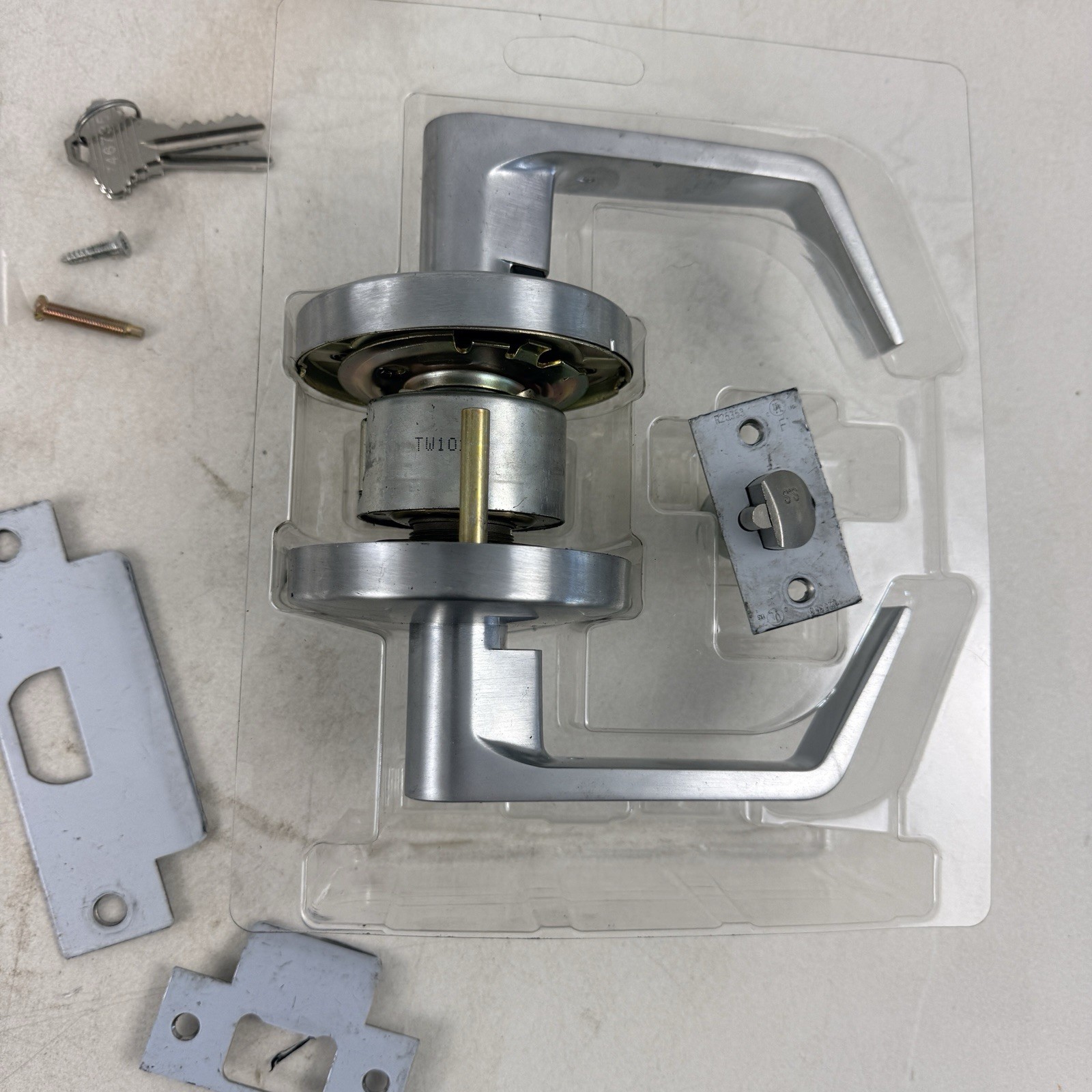 Universal Hardware Commercial Flat Lever Keyed Entry Satin Chrome UH40019 (OB)