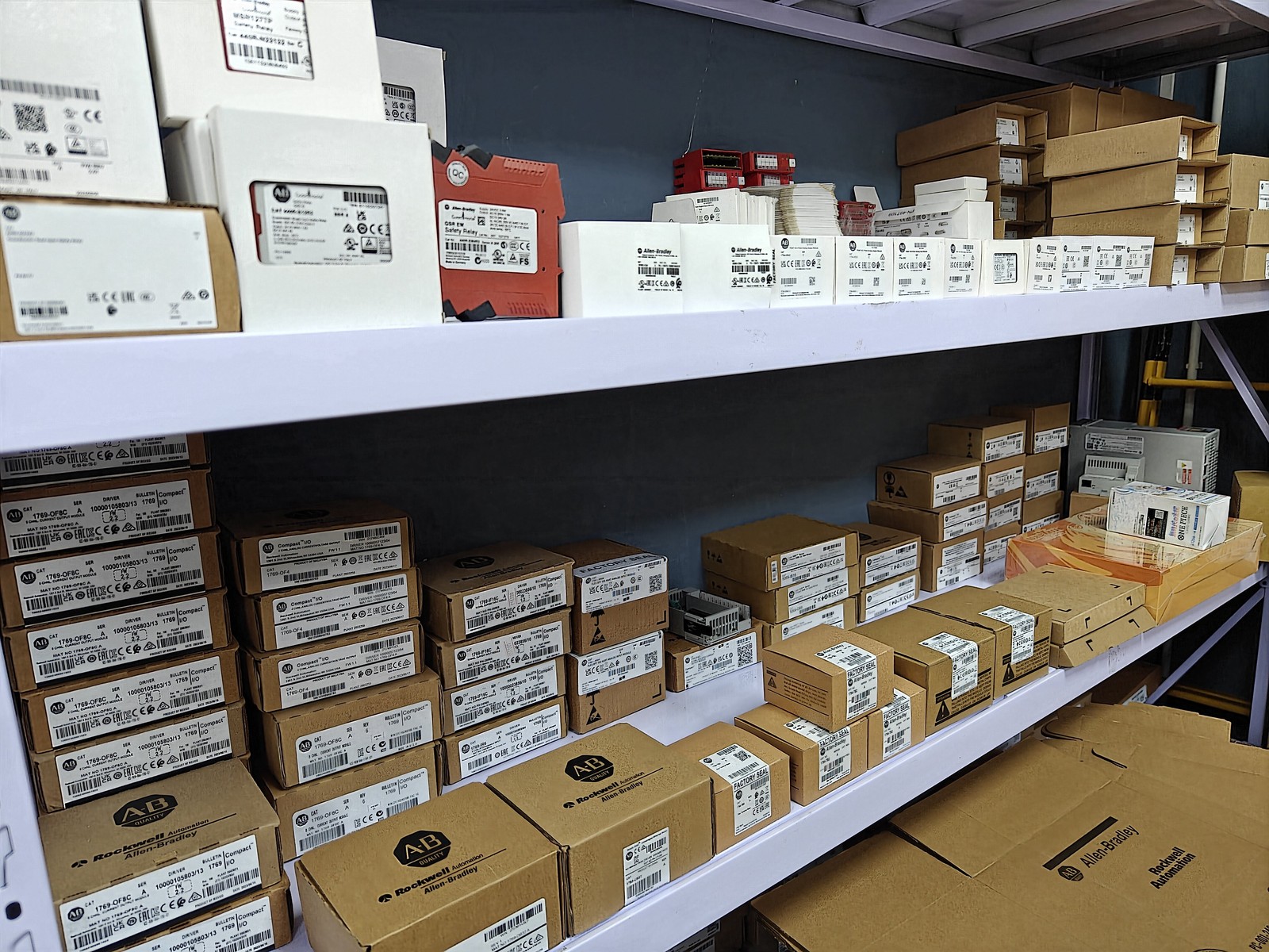 New AB 1764-24BWA SER B MicroLogix1500 24 Point Controller 1764 24BWA US