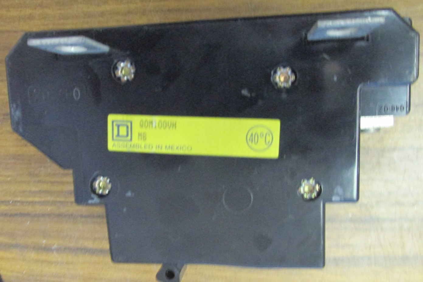 Square D 100A, 2P, 240V Circuit Breaker Cat# QOM100VH QOM100VH8106 … L-45