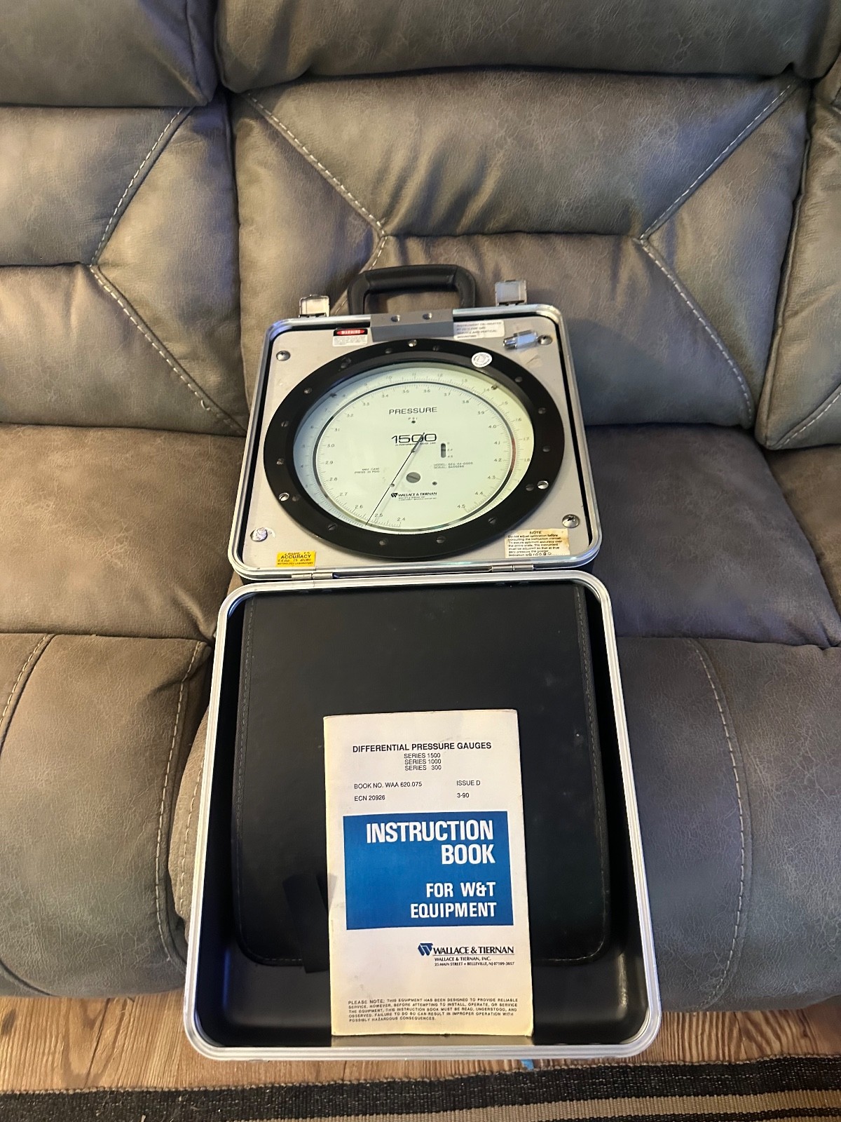 Wallace & Tiernan Model 62A-4A-0005 Pressure Gauge in Hard Case