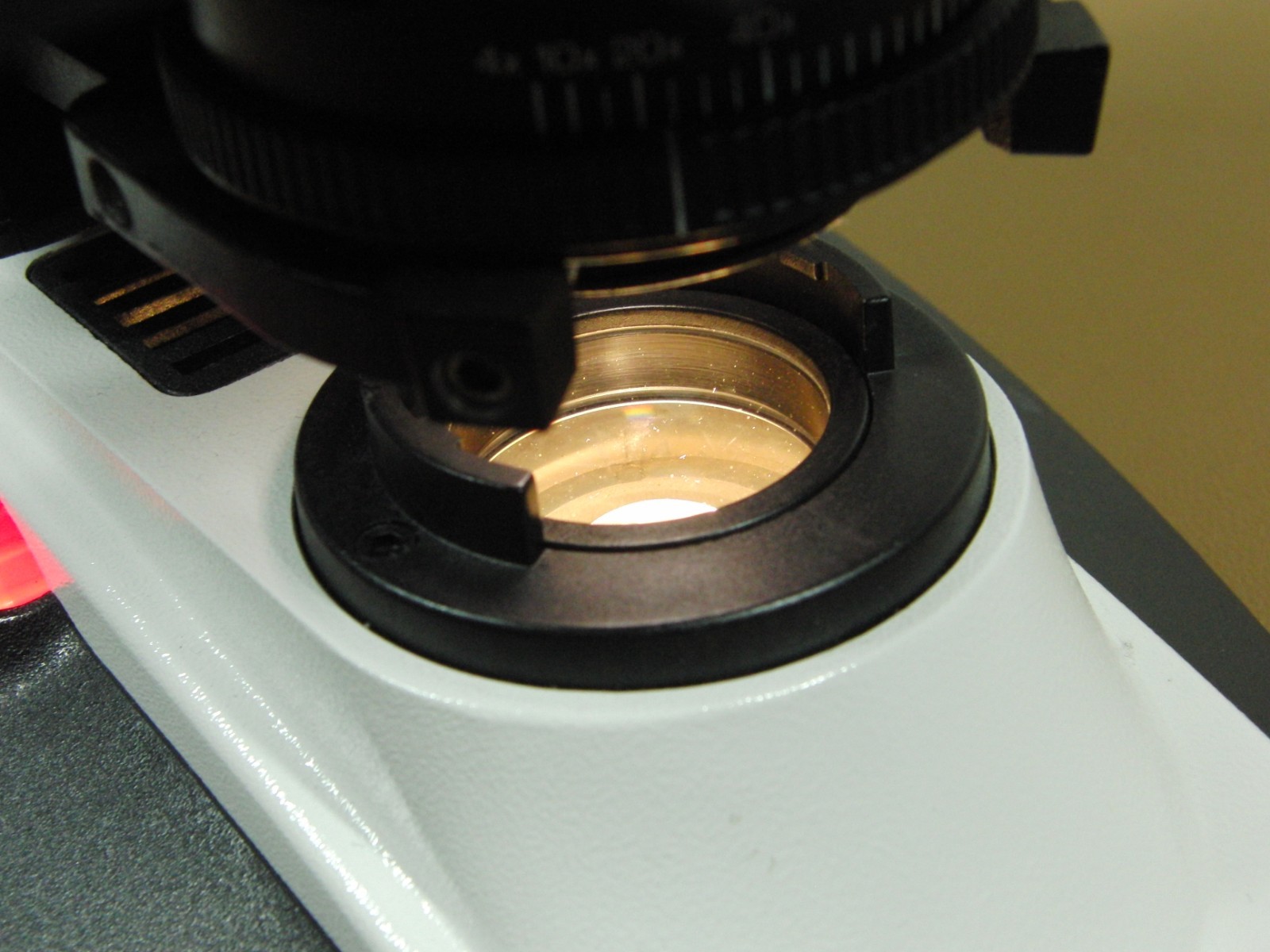 Leica DME 13595xxx Microscope with (4) HI PLAN Objectives 4x/10x/40x/100x