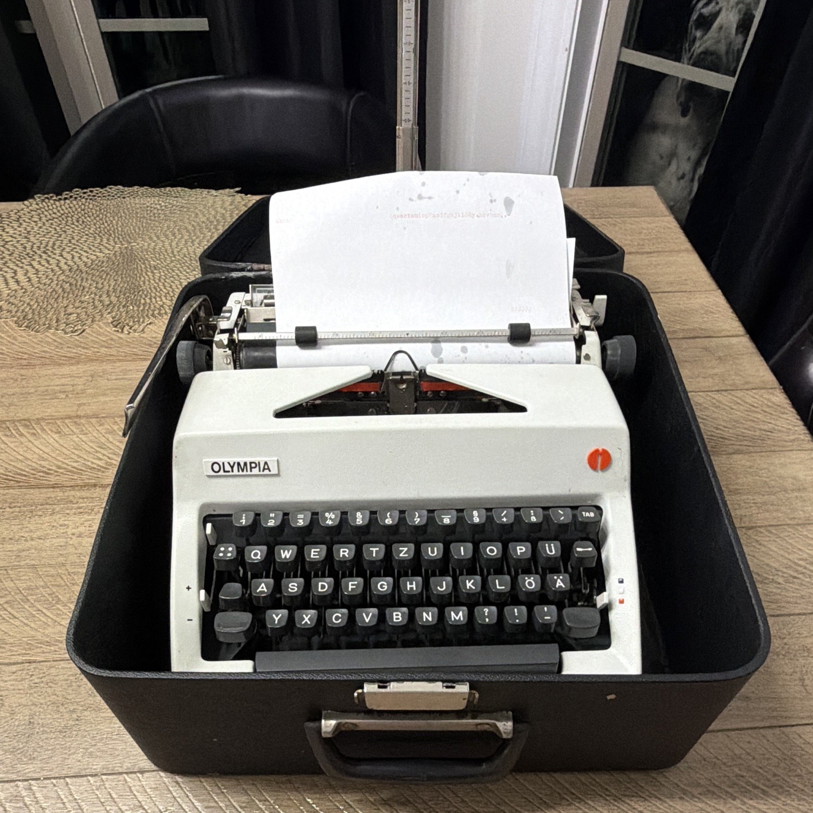 Olympia SM8 Portable Manual Typewriter w/ Carrying Case, QWERTZ Keyboard