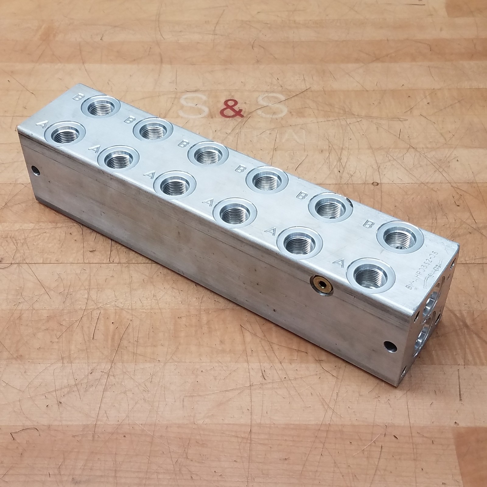 Magnaloy BM-AHP03S2-06 In-Line Bar Manifold, 6 Station, SAE O’Ring Ports – USED