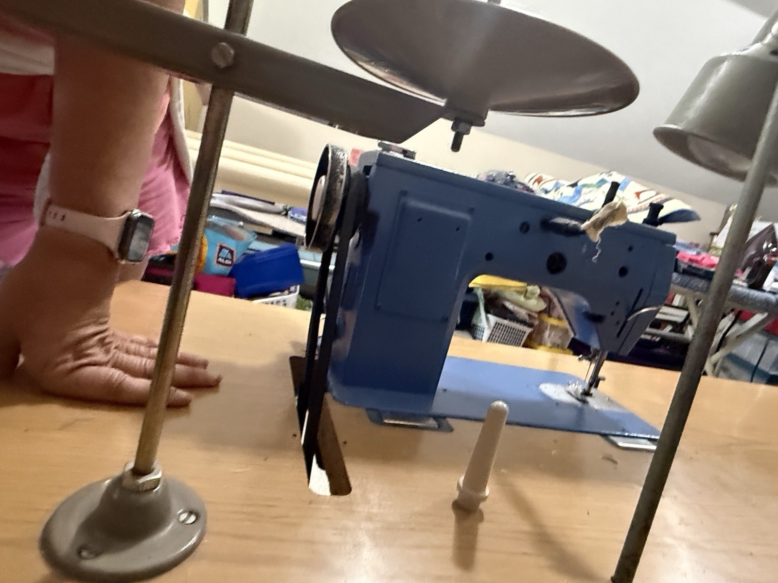 SINGER Industrial Lockstitch Sewing Machine complete set up with Clutch Motor